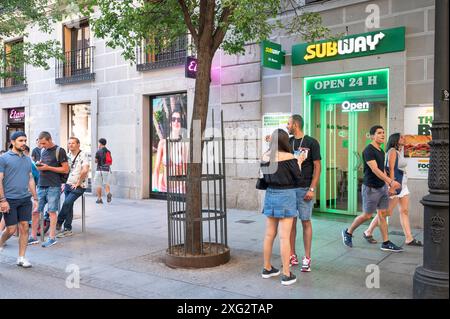 Madrid, Espagne. 05 juillet 2024. Les piétons sont vus à l'extérieur du magasin Subway franchisé de restaurant-fast-food américain en Espagne. Crédit : SOPA images Limited/Alamy Live News Banque D'Images