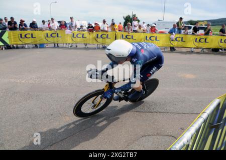 Matteo Jorgenson de l'équipe Visma Lease a Bike entre dans Gevrey-Chambertin dans le contre-la-montre individuel de la 7e étape du Tour de France 2024 crédit : Dominic Dudley/Alamy Live News Banque D'Images