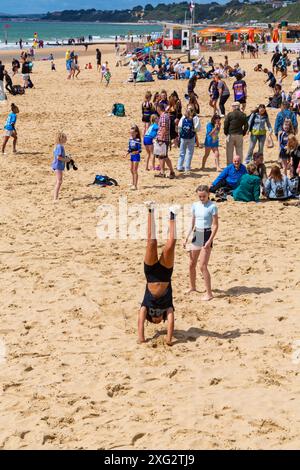 Bournemouth, Dorset, Royaume-Uni. 6 juillet 2024. Météo britannique : après de récentes pluies, le soleil revient, bien que respirant et pas particulièrement chaud pour la période de l'année. Les amateurs de plage se dirigent vers la plage de Bournemouth pour profiter du soleil. Crédit : Carolyn Jenkins/Alamy Live News Banque D'Images