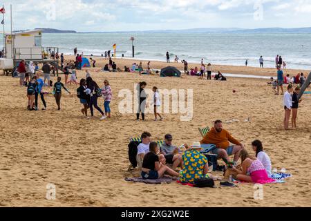 Bournemouth, Dorset, Royaume-Uni. 6 juillet 2024. Météo britannique : après de récentes pluies, le soleil revient, bien que respirant et pas particulièrement chaud pour la période de l'année. Les amateurs de plage se dirigent vers la plage de Bournemouth pour profiter du soleil. Crédit : Carolyn Jenkins/Alamy Live News Banque D'Images