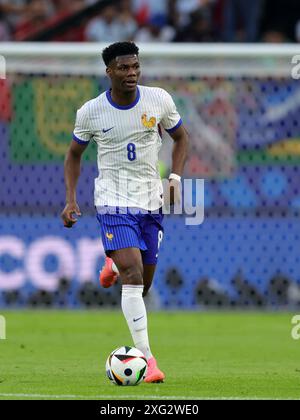 HAMBOURG, ALLEMAGNE - 05 JUILLET : le Français Aurelien Tchouameni court avec le ballon lors du match de quart de finale de l'UEFA EURO 2024 opposant le Portugal et la France au Volksparkstadion le 05 juillet 2024 à Hambourg, Allemagne. © diebilderwelt / Alamy Stock Banque D'Images