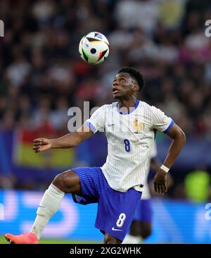 HAMBOURG, ALLEMAGNE - 05 JUILLET : Aurelien Tchouameni, Français, lors du match de quart de finale de l'UEFA EURO 2024 opposant le Portugal et la France au Volksparkstadion le 05 juillet 2024 à Hambourg, Allemagne.)© diebilderwelt / Alamy Stock Banque D'Images