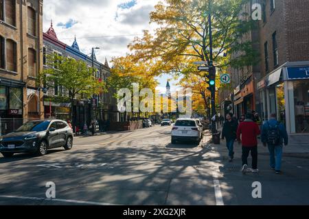 Montréal, Québec, Canada - 10 octobre 2022 : vue sur la rue de la ville de Montréal. Avenue Mont-Royal, rue Mentana. Banque D'Images