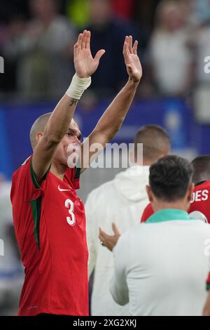 Hambourg. 5 juillet 2024. Pepe du Portugal réagit après le match de quart de finale de l'UEFA Euro 2024 entre le Portugal et la France à Hambourg, en Allemagne, le 5 juillet 2024. Crédit : Peng Ziyang/Xinhua/Alamy Live News Banque D'Images
