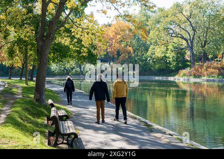 Étangs du parc la Fontaine en saison de feuillage d'automne. Montréal, Québec, Canada. Banque D'Images