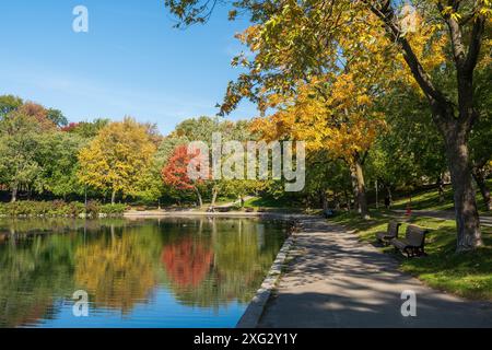 Étangs du parc la Fontaine en saison de feuillage d'automne. Montréal, Québec, Canada. Banque D'Images