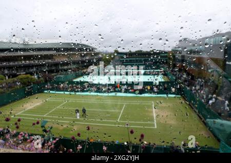 Londres, Royaume-Uni. 6 juillet 2024. La photo prise le 6 juillet 2024 montre à l'extérieur des courts du championnat de tennis de Wimbledon à Londres, en Grande-Bretagne. Crédit : Han Yan/Xinhua/Alamy Live News Banque D'Images