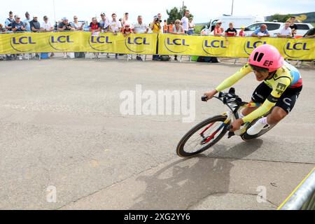 Richard Carapaz d'EF Education Easypost monte sur Gevrey-Chambertin dans le contre-la-montre individuel sur la 7e étape du Tour de France 2024 crédit : Dominic Dudley/Alamy Live News Banque D'Images