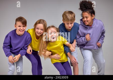 positif divers enfants aime le temps ensemble enfants fous riant avant de commencer à courir Banque D'Images