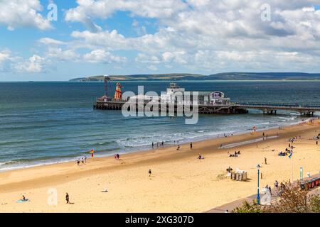 Bournemouth, Dorset, Royaume-Uni. 6 juillet 2024. Météo britannique : après de récentes pluies, le soleil revient, bien que respirant et pas particulièrement chaud pour la période de l'année. Les amateurs de plage se dirigent vers la plage de Bournemouth pour profiter du soleil. Crédit : Carolyn Jenkins/Alamy Live News Banque D'Images