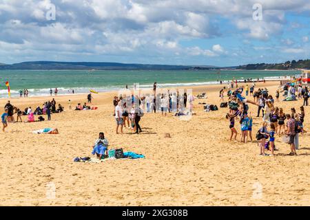 Bournemouth, Dorset, Royaume-Uni. 6 juillet 2024. Météo britannique : après de récentes pluies, le soleil revient, bien que respirant et pas particulièrement chaud pour la période de l'année. Les amateurs de plage se dirigent vers la plage de Bournemouth pour profiter du soleil. Crédit : Carolyn Jenkins/Alamy Live News Banque D'Images