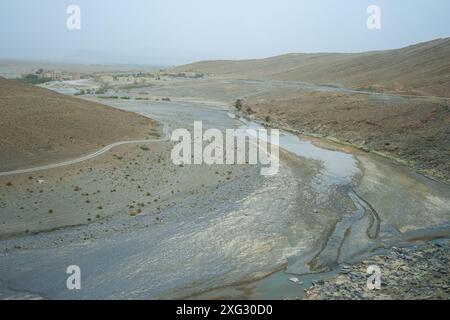 Vue panoramique sur le barrage Al Wahda, avec ses imposantes lignes électriques et sa végétation clairsemée. Barrage Al Wahda, rivière Ourgaha, Maroc. Banque D'Images