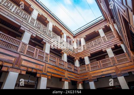 Fès, Maroc - 23 mars 2024 : la mosquée Al Quaraouiyine (ou Al-Karaouine) est un symbole de la ville sainte islamique de Fès. C’est aussi le plus ancien univers Banque D'Images