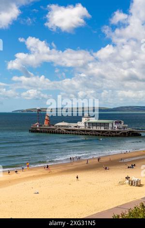 Bournemouth, Dorset, Royaume-Uni. 6 juillet 2024. Météo britannique : après de récentes pluies, le soleil revient, bien que respirant et pas particulièrement chaud pour la période de l'année. Les amateurs de plage se dirigent vers la plage de Bournemouth pour profiter du soleil. Crédit : Carolyn Jenkins/Alamy Live News Banque D'Images