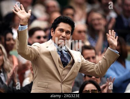 Sachin Tendulkar dans la loge royale le sixième jour des Championnats de Wimbledon 2024 au All England Lawn Tennis and Croquet Club, Londres. Date de la photo : samedi 6 juillet 2024. Banque D'Images