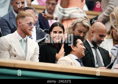 Ben Stokes assis à côté de Maria et Pep Guardiola dans la loge royale le sixième jour des Championnats de Wimbledon 2024 au All England Lawn Tennis and Croquet Club, Londres. Date de la photo : samedi 6 juillet 2024. Banque D'Images