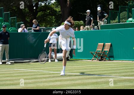 FICHIERS PHOTOS. 6 juillet 2024. Le joueur de tennis russe Andrey Rublev est sorti de Wimbledon. Dans son match contre Francisco Comesana mardi au premier tour à Wimbledon Rublev s'est frappé à plusieurs reprises avec sa raquette de tennis provoquant sa peau à saigner. Stoke Poges, Royaume-Uni. 25 juin 2024. Ici Andrey Rublev, classé numéro 6 mondial, est photographié en train de jouer au tennis aux Boodles à Stoke Park, Stoke Poges, Buckinghamshire. Crédit : Maureen McLean/Alamy Banque D'Images