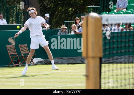 FICHIERS PHOTOS. 6 juillet 2024. Le joueur de tennis russe Andrey Rublev est sorti de Wimbledon. Dans son match contre Francisco Comesana mardi au premier tour à Wimbledon Rublev s'est frappé à plusieurs reprises avec sa raquette de tennis provoquant sa peau à saigner. Stoke Poges, Royaume-Uni. 25 juin 2024. Ici Andrey Rublev, classé numéro 6 mondial, est photographié en train de jouer au tennis aux Boodles à Stoke Park, Stoke Poges, Buckinghamshire. Crédit : Maureen McLean/Alamy Banque D'Images