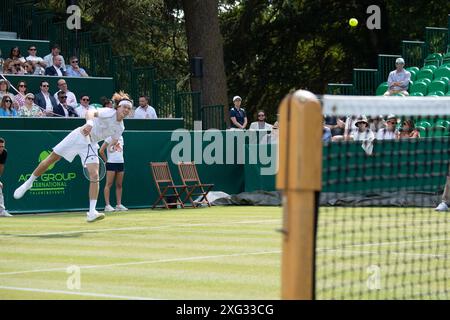 FICHIERS PHOTOS. 6 juillet 2024. Le joueur de tennis russe Andrey Rublev est sorti de Wimbledon. Dans son match contre Francisco Comesana mardi au premier tour à Wimbledon Rublev s'est frappé à plusieurs reprises avec sa raquette de tennis provoquant sa peau à saigner. Stoke Poges, Royaume-Uni. 25 juin 2024. Ici Andrey Rublev, classé numéro 6 mondial, est photographié en train de jouer au tennis aux Boodles à Stoke Park, Stoke Poges, Buckinghamshire. Crédit : Maureen McLean/Alamy Banque D'Images