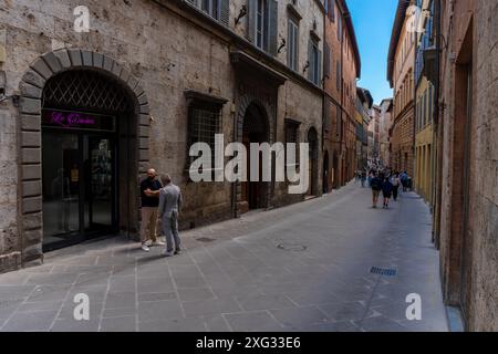 Sienne, Italie - 01 juin 2024 : rue touristique. Banque D'Images