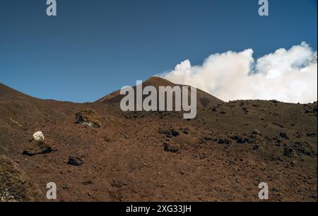 Mont Etna, Sicile - le plus haut volcan actif d'Europe 3329 m en Italie. Vue panoramique large du volcan actif Etna, cratères éteints sur la pente, t Banque D'Images