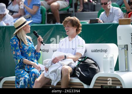 FICHIERS PHOTOS. 6 juillet 2024. Le joueur de tennis russe Andrey Rublev est sorti de Wimbledon. Stoke Poges, Royaume-Uni. 25 juin 2024. Andrey Rublev, classé numéro 6 mondial, est photographié en train d'être interviewé par le diffuseur Di Stewart après avoir joué au tennis aux Boodles à Stoke Park, Stoke Poges, Buckinghamshire. Crédit : Maureen McLean/Alamy Banque D'Images