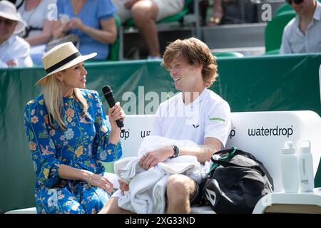 FICHIERS PHOTOS. 6 juillet 2024. Le joueur de tennis russe Andrey Rublev est sorti de Wimbledon. Stoke Poges, Royaume-Uni. 25 juin 2024. Andrey Rublev, classé numéro 6 mondial, est photographié en train d'être interviewé par le diffuseur Di Stewart après avoir joué au tennis aux Boodles à Stoke Park, Stoke Poges, Buckinghamshire. Crédit : Maureen McLean/Alamy Banque D'Images