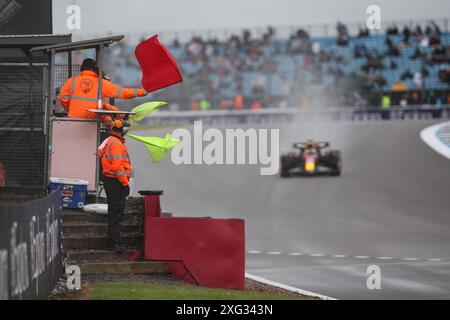 Silverstone, Royaume-Uni. 06 juillet 2024. marshall, commissaire de piste, marshal, marshalls, marshals red flag, drapeau jaune lors du Grand Prix de Grande-Bretagne de formule 1 Qatar Airways 2024, 12ème manche du Championnat du monde de formule 1 2024 du 5 au 7 juillet 2024 sur le circuit de Silverstone, à Silverstone, au Royaume-Uni crédit : Independent photo Agency/Alamy Live News Banque D'Images