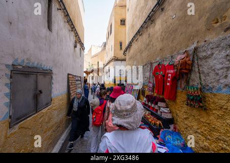 Vieille ville de Fès, Maroc - 23 mars 2024 : une scène dynamique d'un marché traditionnel, présentant une variété de produits à vendre. Banque D'Images