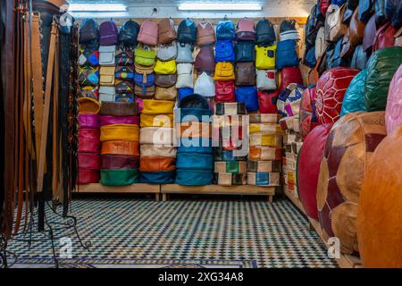 Fès, Maroc - 23 mars 2024 : une variété de maroquinerie exposée sur un marché traditionnel. Les couleurs vibrantes et les dessins complexes sont caractéristiques Banque D'Images