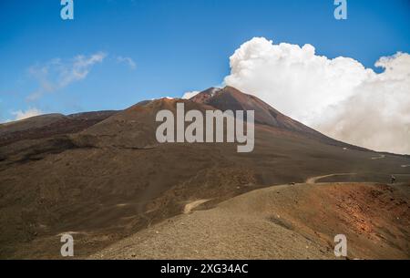 Mont Etna, Sicile - le plus haut volcan actif d'Europe 3329 m en Italie. Vue panoramique large du volcan actif Etna, cratères éteints sur la pente, t Banque D'Images