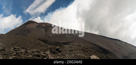 Mont Etna, Sicile - le plus haut volcan actif d'Europe 3329 m en Italie. Vue panoramique large du volcan actif Etna, cratères éteints sur la pente, t Banque D'Images