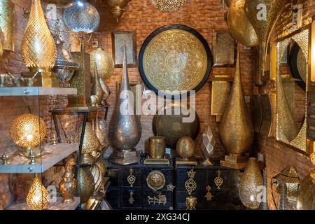 Fès, Maroc - 23 mars 2024 : une série de lampes ornées exposées dans un magasin du marché dans la vieille ville de Fès. La métallurgie complexe reflète la traditiona Banque D'Images