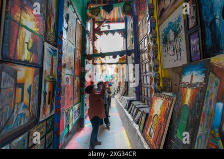 Fès, Maroc - 23 mars 2024 : une ruelle à Fès est décorée de divers art de peinture de rue reflétant les styles persan et arabe. Banque D'Images