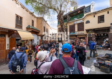 Fès, Maroc - 23 mars 2024 : les sons rythmés de la métallurgie résonnent à travers la place Seffarine, une place historique connue pour son traditio séculaire Banque D'Images