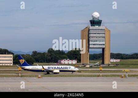 Budapest, Hongrie - 07 06 2024 : Boeing 737 de Ryanair à l'aéroport international Ferenc Liszt de Budapest avec la tour de contrôle BUD en arrière-plan. Banque D'Images