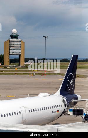 Budapest, Hongrie - 07 06 2024 : Airbus A321 de Lufthansa à l'aéroport international Ferenc Liszt de Budapest avec la tour de contrôle BUD en arrière-plan Banque D'Images