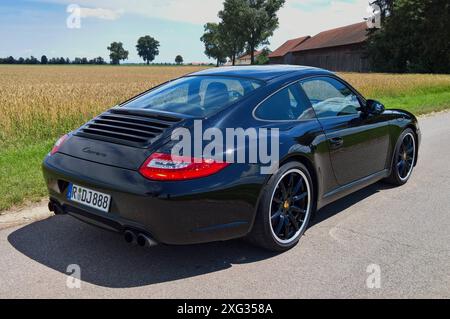 Porsche 911 Carrera, Baureihe 997 mit Klappenauspuff. Porsche 997 ist die interne Modellbezeichnung für das von 2004 bis Ende 2012 produzierte 911er Modell. Die sechste Generation des 911 ähnelt durch die Wiedereinführung der runden Front-Scheinwerfer Stärker dem Urelfer von 1963 als der Vorgänger vom Typ 996 *** Porsche 911 Carrera, série 997 avec échappement à volet Porsche 997 est la désignation interne du modèle 911 produit de 2004 à fin 2012 la sixième génération de la 911 est plus similaire à la 1963 911 que son prédécesseur, le modèle 996, en raison de la réintroduction de la Banque D'Images