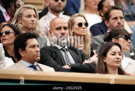 Pep Guardiola s'est assis avec sa femme Cristina et sa fille Maria dans la loge royale le sixième jour des Championnats de Wimbledon 2024 au All England Lawn Tennis and Croquet Club, Londres. Date de la photo : samedi 6 juillet 2024. Banque D'Images