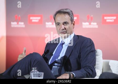 Enrico Letta, ancien premier ministre italien et président de l’Institut Jacques Delors, s’entretient avec le premier ministre grec Kyriakos Mitsotakis lors de la 28e table ronde annuelle du gouvernement économiste à Athènes. Banque D'Images