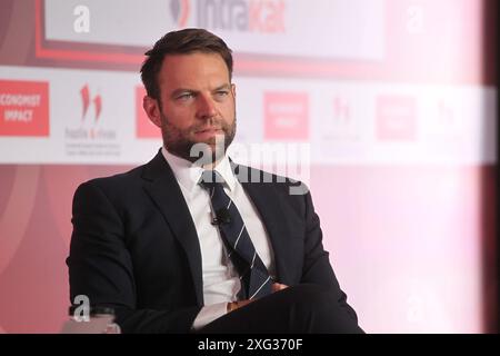 Le président du parti SYRIZA Stefanos Kasselakis s’entretient avec le rédacteur en chef de The Economist Daniel Franklin lors de la deuxième journée de la 28e table ronde annuelle du gouvernement Economist au Grand Resort Lagonissi. Banque D'Images