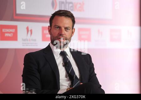 Le président du parti SYRIZA Stefanos Kasselakis s’entretient avec le rédacteur en chef de The Economist Daniel Franklin lors de la deuxième journée de la 28e table ronde annuelle du gouvernement Economist au Grand Resort Lagonissi. Banque D'Images