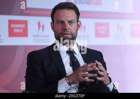 Le président du parti SYRIZA Stefanos Kasselakis s’entretient avec le rédacteur en chef de The Economist Daniel Franklin lors de la deuxième journée de la 28e table ronde annuelle du gouvernement Economist au Grand Resort Lagonissi. Banque D'Images