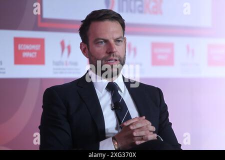 Le président du parti SYRIZA Stefanos Kasselakis s’entretient avec le rédacteur en chef de The Economist Daniel Franklin lors de la deuxième journée de la 28e table ronde annuelle du gouvernement Economist au Grand Resort Lagonissi. Banque D'Images