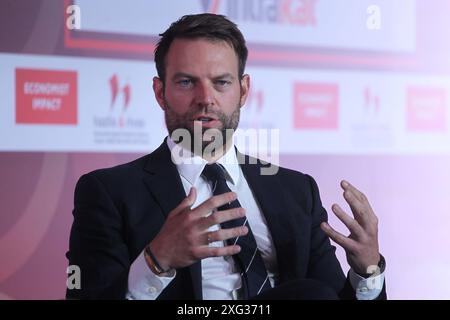 Le président du parti SYRIZA Stefanos Kasselakis s’entretient avec le rédacteur en chef de The Economist Daniel Franklin lors de la deuxième journée de la 28e table ronde annuelle du gouvernement Economist au Grand Resort Lagonissi. Banque D'Images