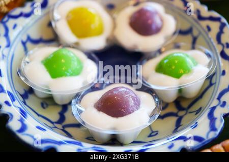 Délicieux Khanom Tom, boulettes thaïlandaises farcies et sucrées à la noix de coco Banque D'Images