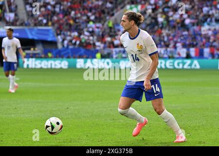 Dusseldorf, Allemagne. 01 juillet 2024. Adrien Rabiot (14 ans) de France photographié lors d'un match de football entre les équipes nationales de France, appelées les bleus et de Belgique, appelé les Red Devils dans une manche de 16 éliminatoires du tournoi UEFA Euro 2024, le samedi 1er juillet 2024 à Dusseldorf, Allemagne . Crédit : Sportpix/Alamy Live News Banque D'Images