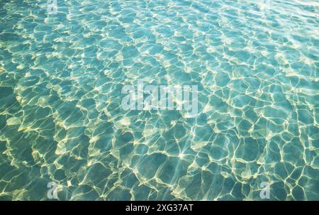 Motifs artistiques de la surface de l'eau dans la piscine reflétant avec la lumière du soleil Banque D'Images