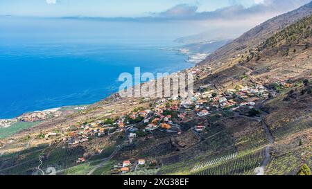 Vue panoramique depuis un volcan en bord de mer sur l'île volcanique de la Palma, îles Canaries. Banque D'Images