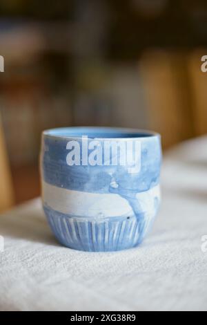 Tasse en céramique sur un textile, lumière de studio Banque D'Images